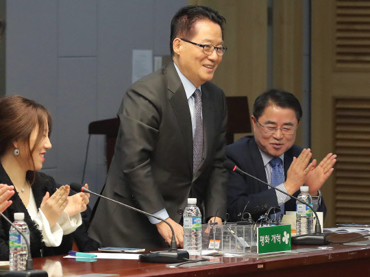 지난 2018년 1월 국회 의원회관에서 열린 '국민의당지키기운동본부' 전체회의에 박지원(가운데·현 국가정보원장) 당시 국민의당 의원과 조성은(왼쪽)비상대책위원이 참석해 있다.연합뉴스 자료사진